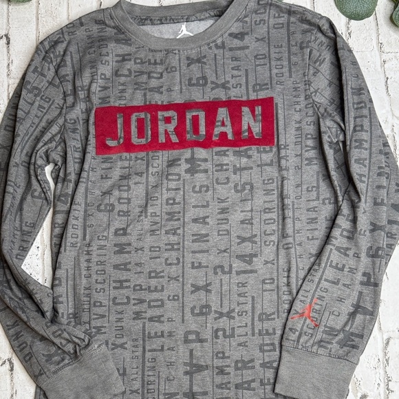 Jordan Boys’ Long Sleeve Graphic Tee – Size Medium – Gray/Red - Picture 2 of 4